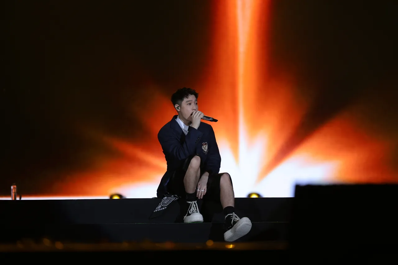 周汤豪跨年夜冒雨演出。环球音乐提供