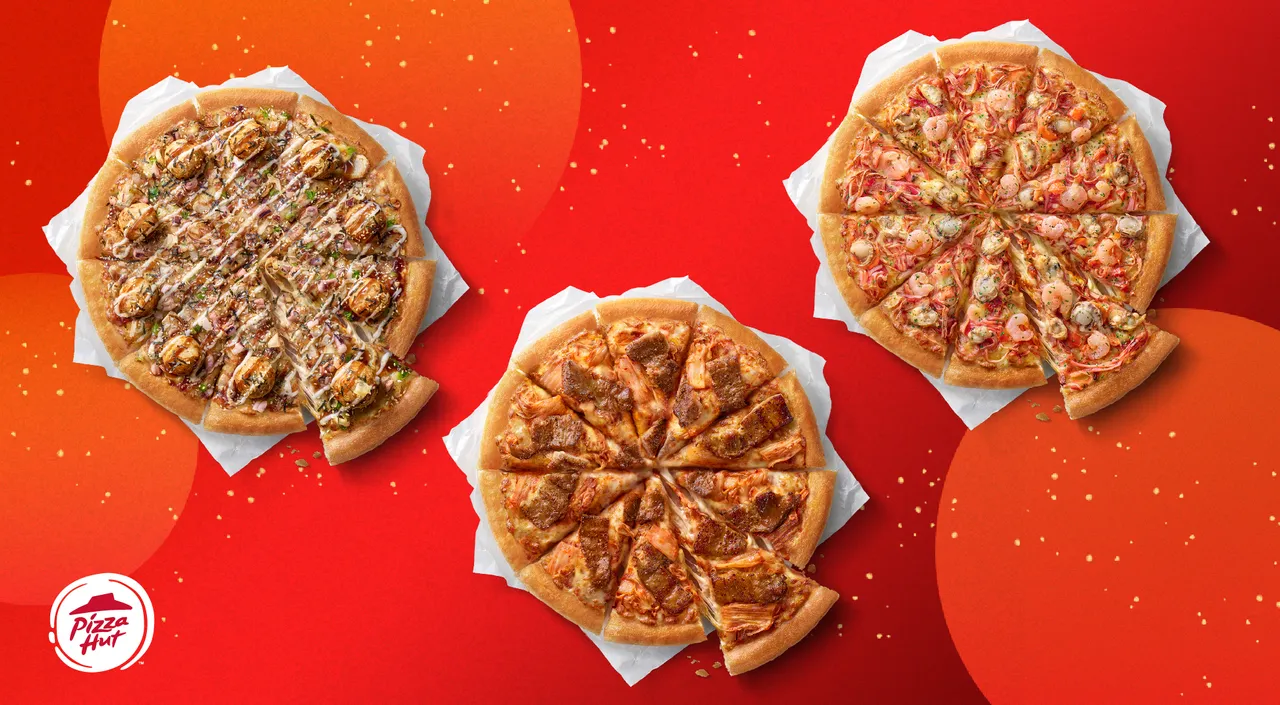 披萨新口味「丸胜日式章鱼烧」（左起）、「经典海鲜四重奏」、「韩式泡菜猪五花」。必胜客提供