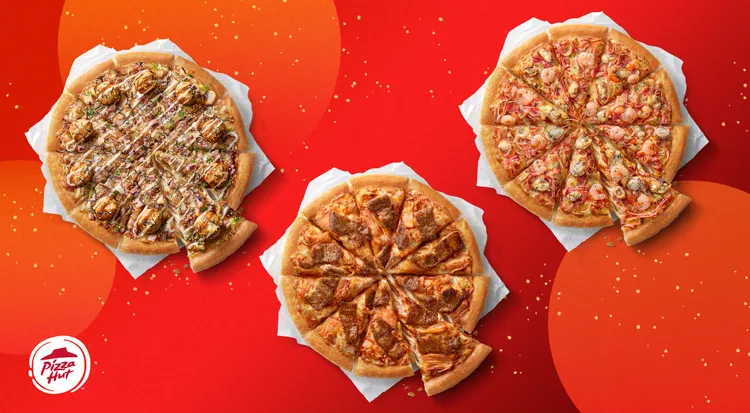 披薩新口味「丸勝日式章魚燒」（左起）、「經典海鮮四重奏」、「韓式泡菜豬五花」。必勝客提供