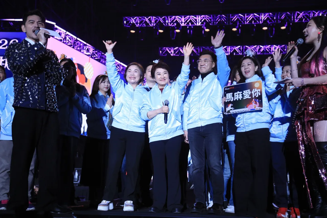 台中市长卢秀燕与立法院副院长江启臣、立委杨琼璎等人上台倒数。市府提供