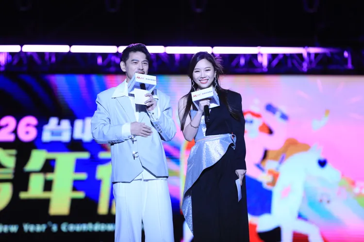 主持人阿KEN與蔡尚樺。市府提供