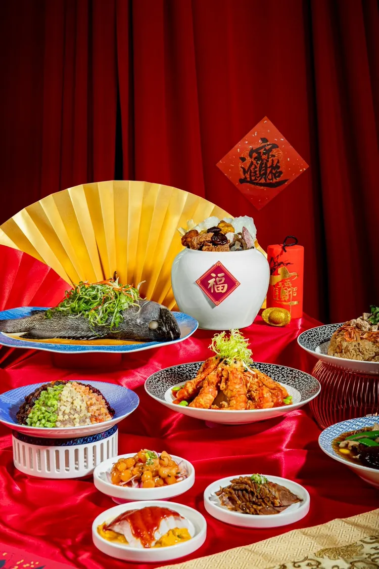 台北凱達大飯店今年由主廚團隊推出一系列外帶年菜，於2026年1月31日前訂購套組享早鳥85折優惠。台北凱達大飯店提供