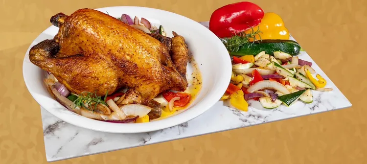 台北凱達大飯店外推出廣受好評的西式單點美饌「爐烤香料雞」，售價1,280元，以低溫慢烤鎖住肉汁，外皮金黃酥香、肉質鮮嫩多汁，是年節最受歡迎的暖心料理。台北凱達大飯店提供