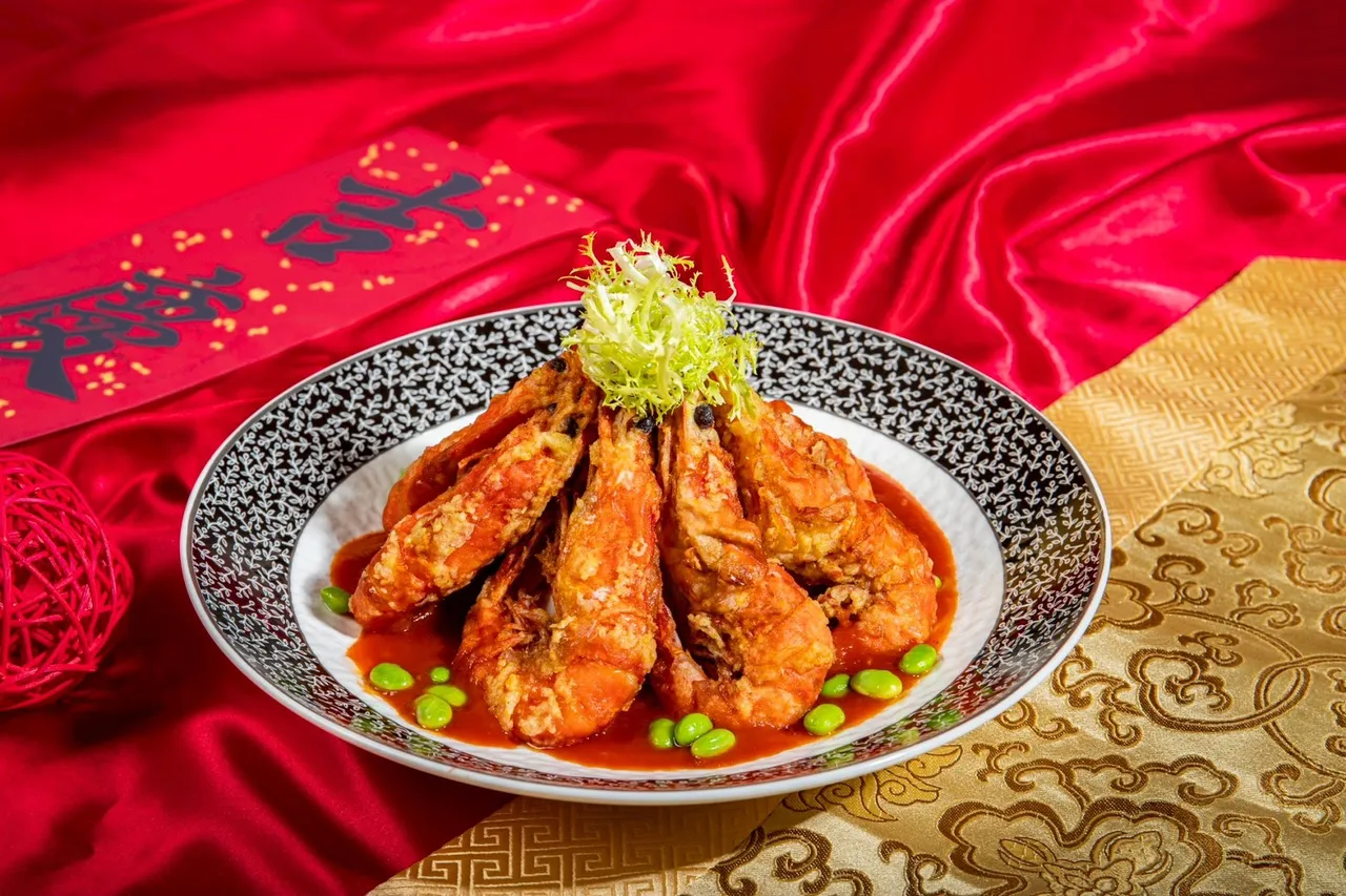 台北凯达大饭店今年新推出的「蒜香茄汁软壳虾」，以外壳酥香、肉质鲜嫩的软壳虾加入蒜香爆炒与特制茄汁煨煮，酸甜茄香与蒜香完美融合，口感鲜甜不腻。台北凯达大饭店提供