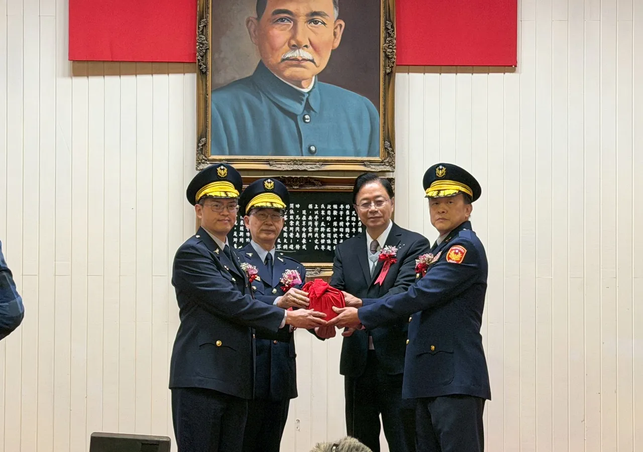 新任分局長交接。張沛森攝