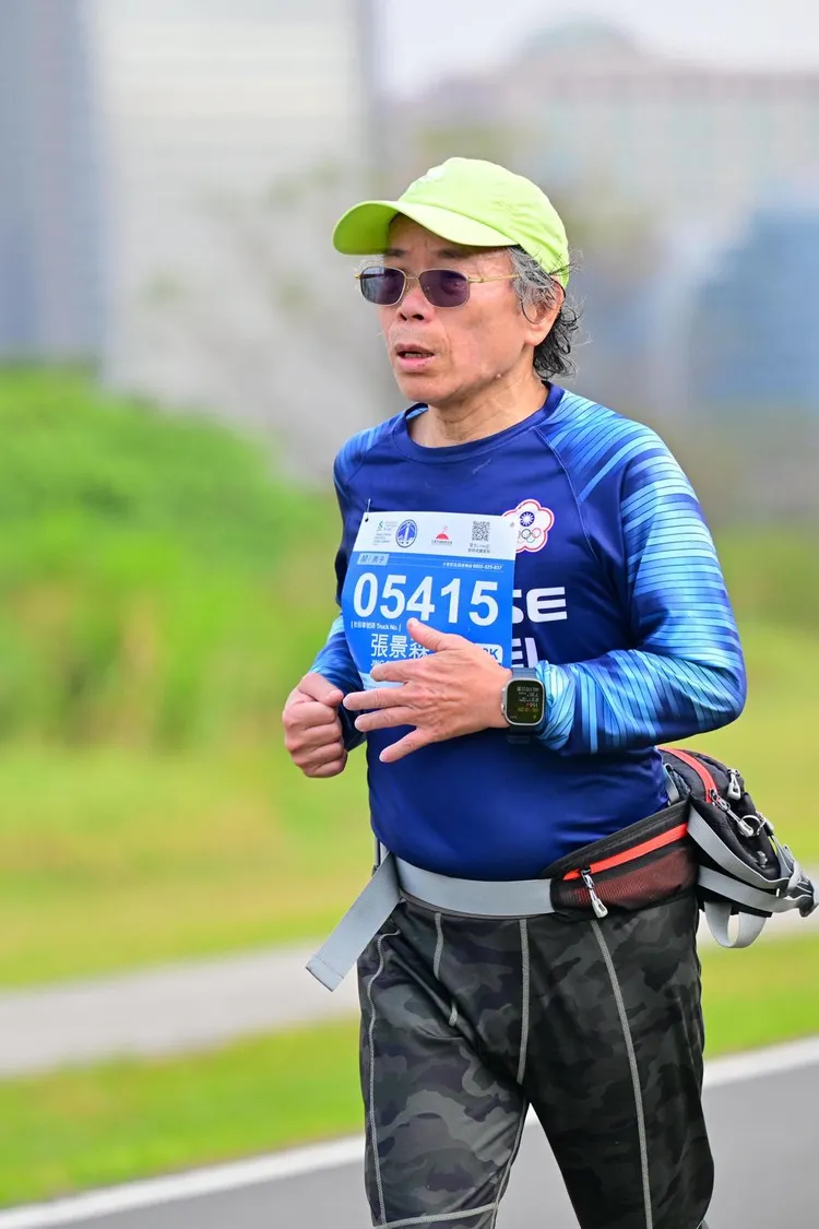 前政委張景森貼出參賽照，直指台北到宜蘭就只有一個馬拉松的距離，規劃高鐵合理嗎？翻攝自張景森臉書