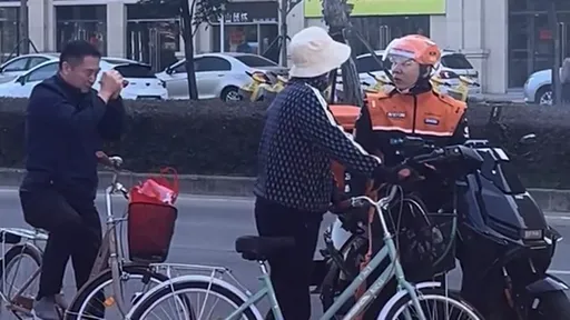 超噁！阿伯騎車邊吐痰　神準射入外送員嘴巴裡