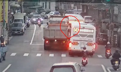 新店砂石車逆向超車急閃車流　「零縫隙緊貼」公車出事了！