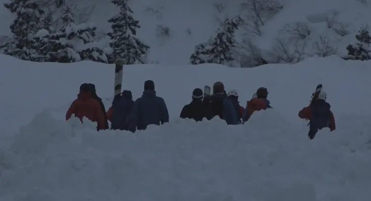 救難人員展開行動。翻攝自FNN