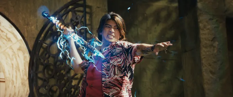 林哲熹「全身電流驅魔帥炸」笑喊：我滾15次換來的 。光盛影業提供