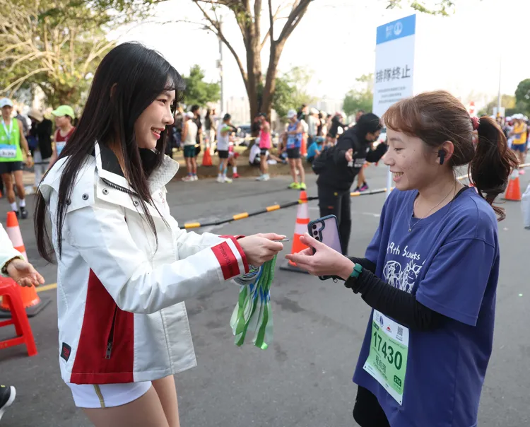 Kira給跑者獎牌。樂天提供