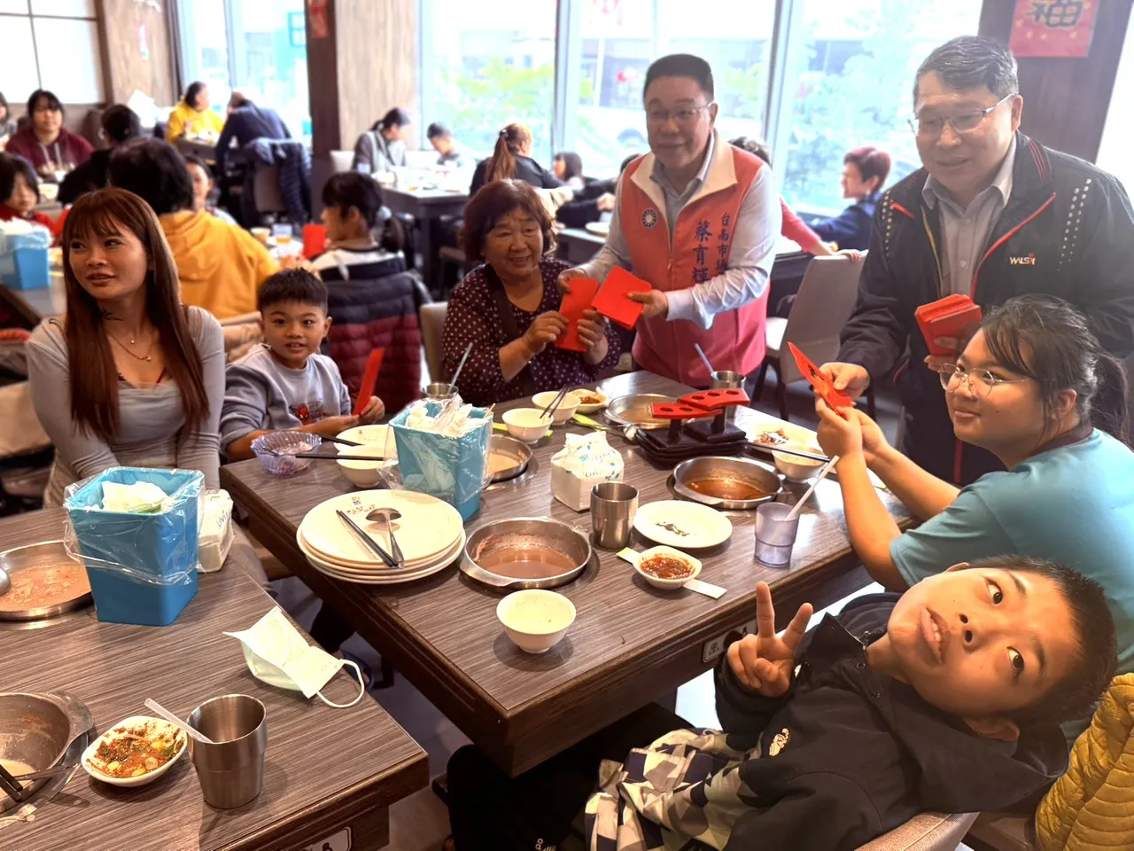 北台南家扶親子提前圍爐、領紅包、年菜等，活動邁入第8年，氣氛溫馨熱絡。北台南家扶提供