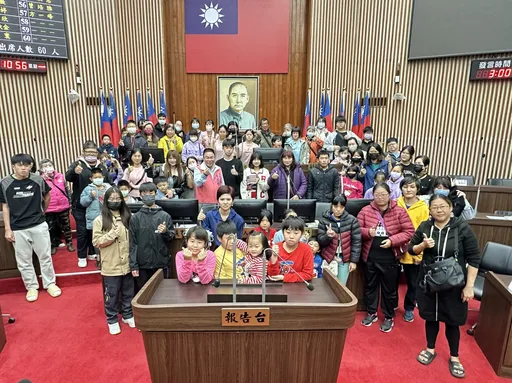 連辦8年！家扶親子提前圍爐慶新年　市議員蔡育輝導覽議事廳好有趣