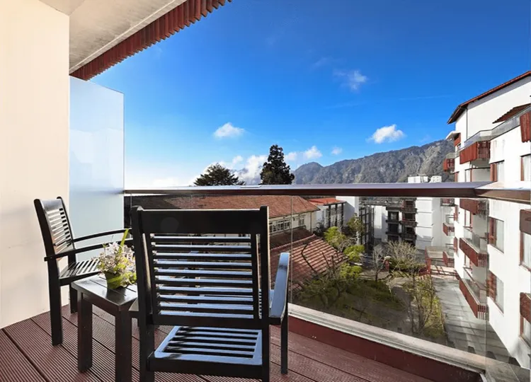 阿里山賓館開闊的視野眺望鄒族大塔山。阿里山賓館提供