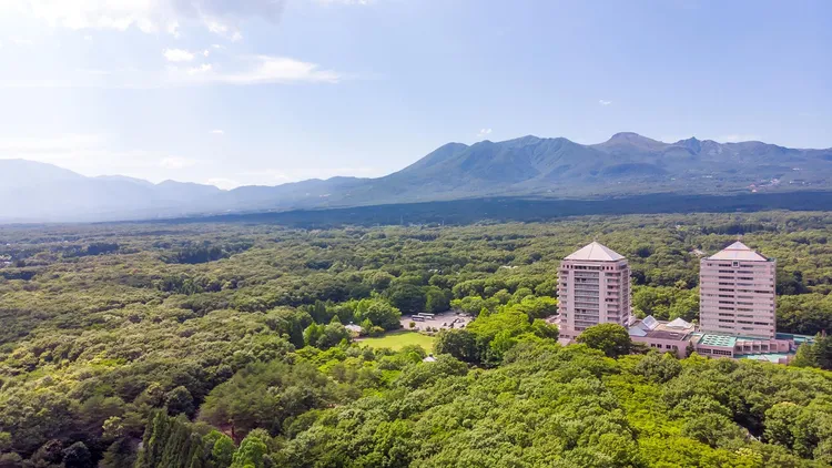 「那須 Epinard 飯店」，坐擁高原自然景致，提供賞櫻後放鬆身心的溫泉體驗。業者提供