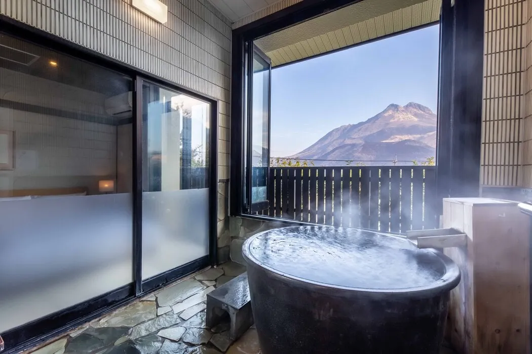 「由布院溫泉美星 Kirara 旅館」貼近自然的空間設計，也呼應枝垂櫻所帶來的柔和意象，適合重視旅遊節奏與身心放鬆的旅客。業者提供