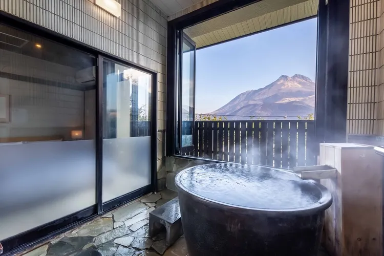 「由布院溫泉美星 Kirara 旅館」貼近自然的空間設計，也呼應枝垂櫻所帶來的柔和意象，適合重視旅遊節奏與身心放鬆的旅客。業者提供