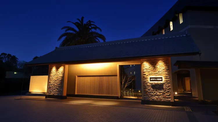 「伊豆高原龜之井飯店」於自然環境中享受溫泉，為初春旅程增添療癒時光。業者提供