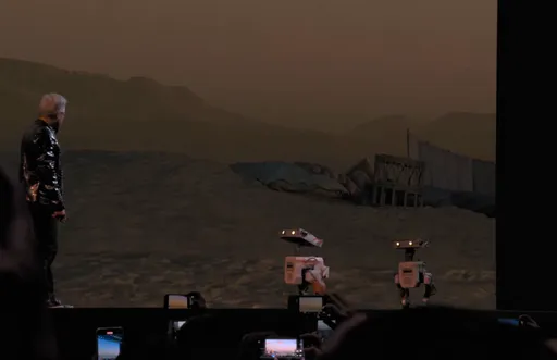 不只卖萌！黄仁勋带「它们」亮相惊艳全场　宣告机器人ChatGPT时刻已到