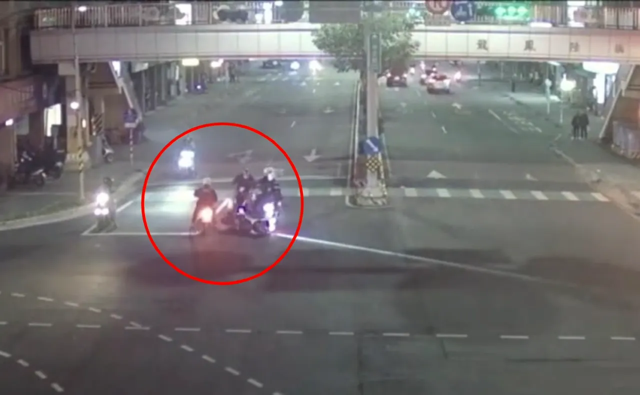 溫男在警方包夾下，於路口轉彎衰車就逮。翻攝畫面