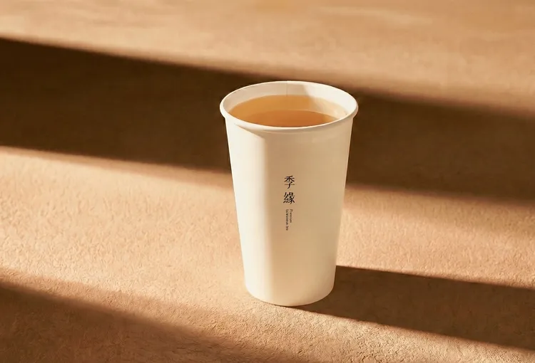 季緣台中旗艦店獨家限定飲品「比賽級．凍頂烏龍茶」中杯70元大杯85元。業者提供