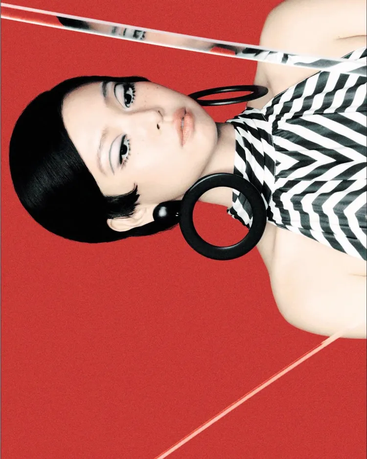 Jennie的妝容既復古又前衛。翻攝Jennie IG