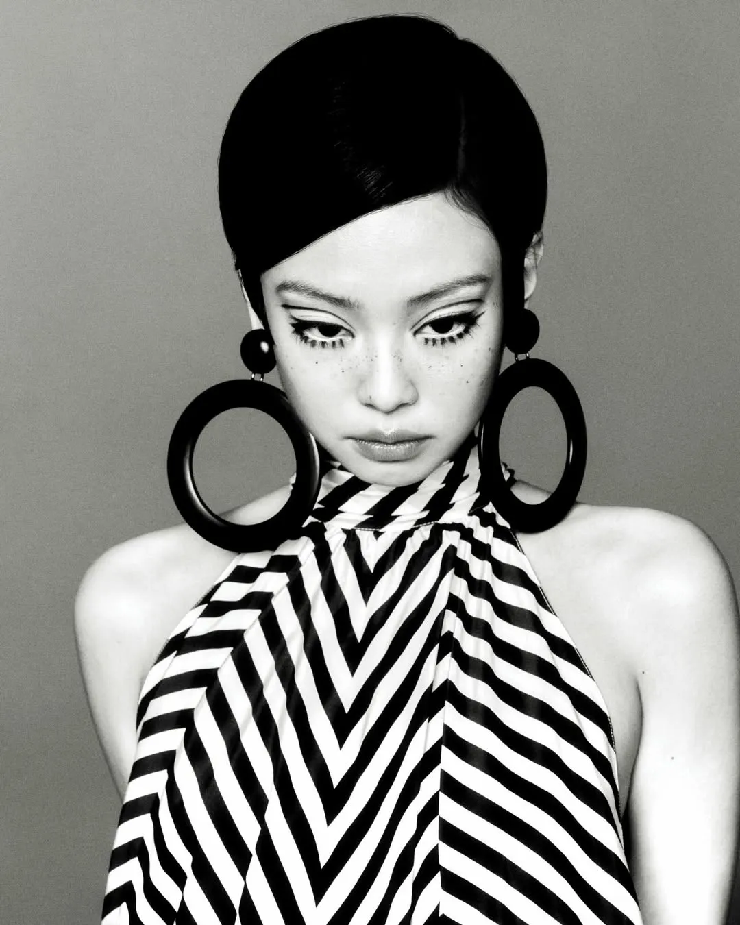 Jennie的妆容呈现浓密且根根分明的夸张下睫毛效果。翻摄Jennie IG