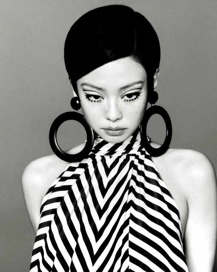 Jennie的妝容呈現濃密且根根分明的誇張下睫毛效果。翻攝Jennie IG