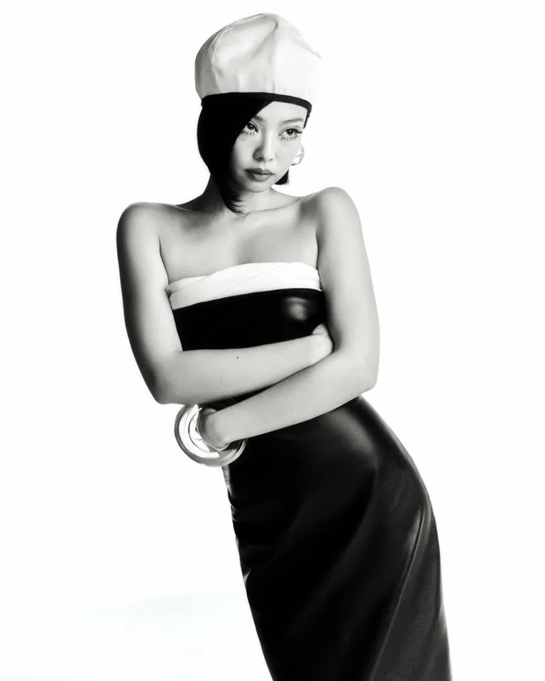 Jennie拍摄 《V Magazine》封面照。翻摄Jennie IG