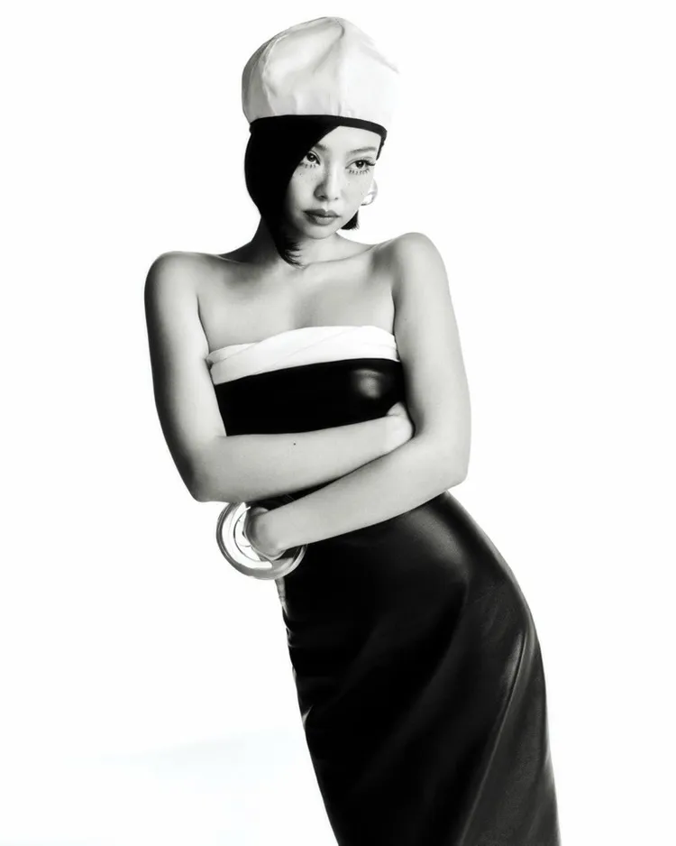 Jennie拍攝 《V Magazine》封面照。翻攝Jennie IG