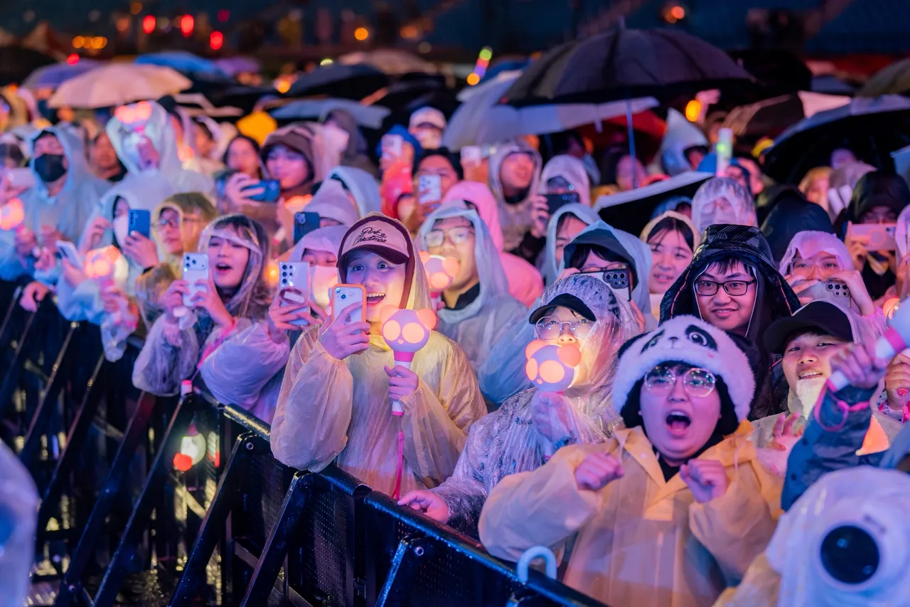 尽管大雨滂沱，民众热情不减。桃园市府提供
