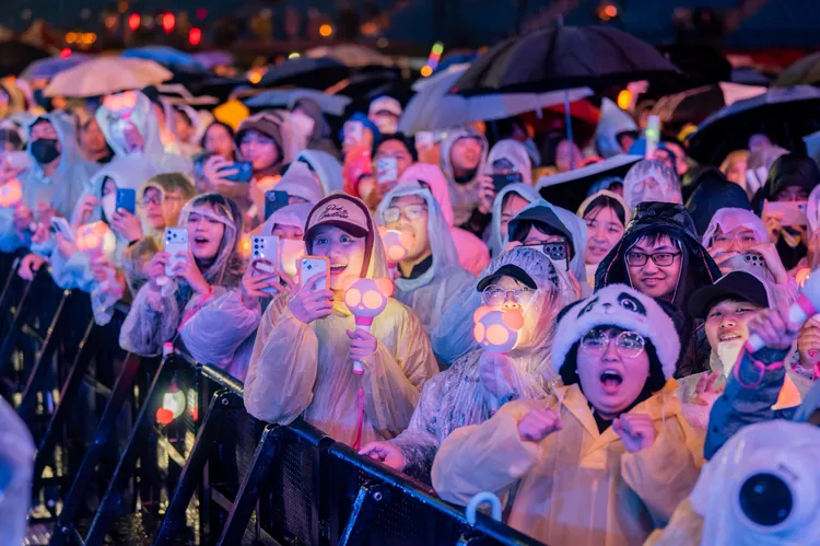 儘管大雨滂沱，民眾熱情不減。桃園市府提供