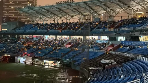 桃园跨年大雨滂沱中热闹登场！逾10万人嗨翻天　球场天篷形成最佳「雨遮」