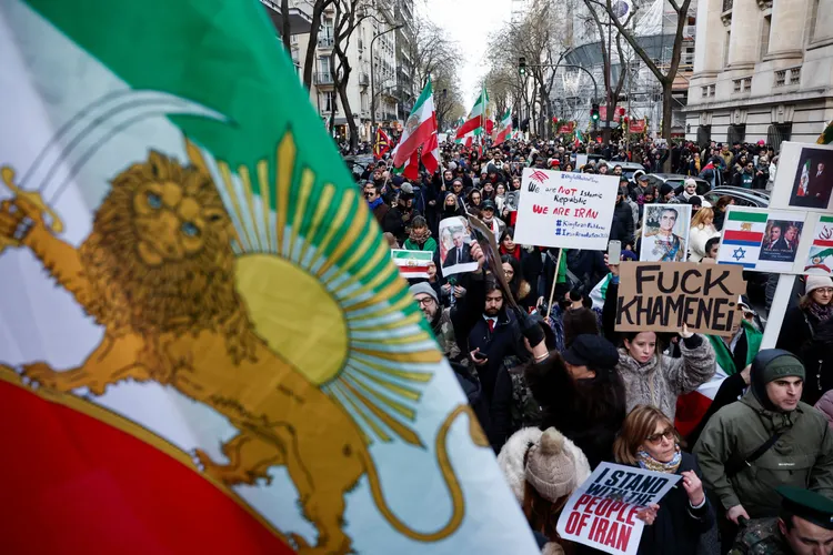 伊朗僑民在海外揮舞伊朗王朝時期的國旗。路透社