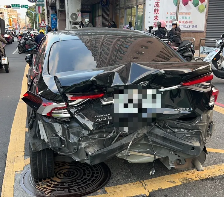 神A後保感掉落地面，行李箱整個凹陷。翻攝畫面