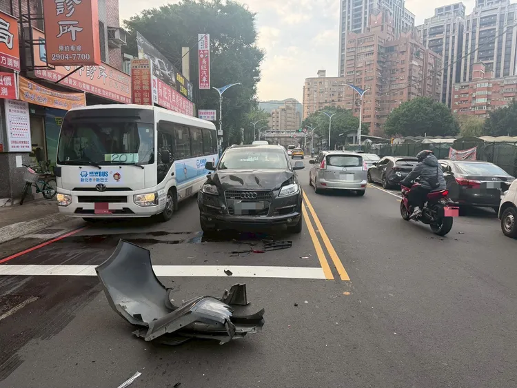 肇事奧迪A7市價400萬元左右，車頭有受損，但車主無恙。翻攝畫面