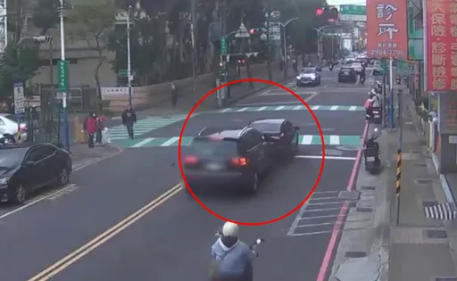 停紅燈遭奧迪A7猛撞！　「Toyota神A」驚險滑行闖路口、駕駛胸口挫傷送醫