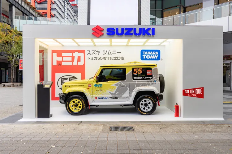Jimny × TOMICA 55週年特仕車以真實比例置入經典紅白玩具包裝中，細節融入越野意象與聯名元素，重現不少車迷心中的童年回憶。業者提供