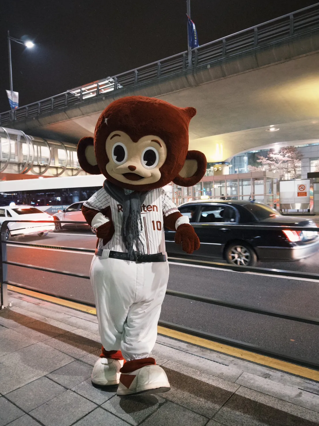 猿氣圍上灰色圍巾，在首爾帥氣擺拍。樂天桃猿提供