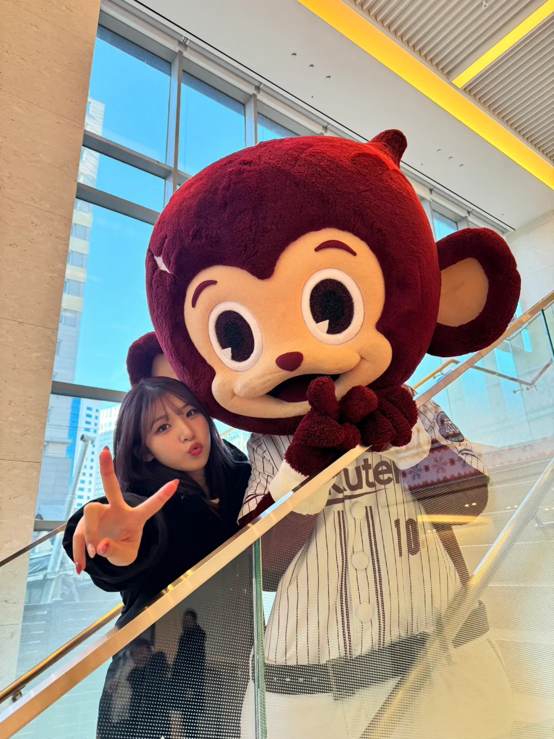 廉世彬化身專業導遊，在首爾與猿氣貼臉自拍，互動可愛。樂天桃猿提供