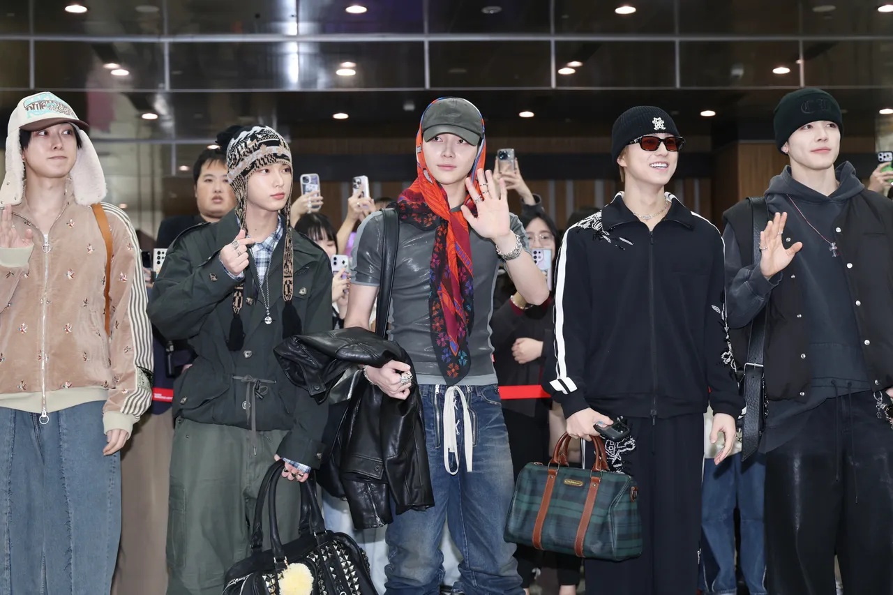 NICHOLAS（王奕翔，中）揮手打招呼。莊宗達攝