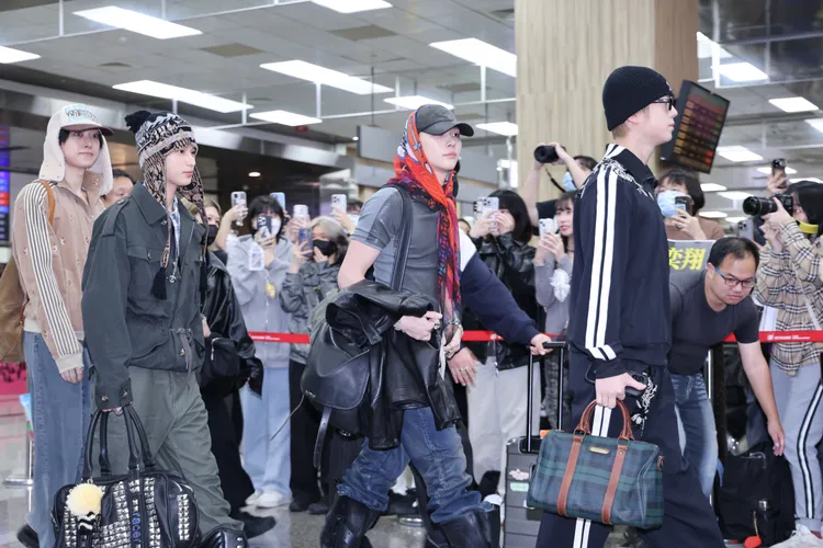 TAKI（右起）、NICHOLAS（王奕翔）、HARUA、FUMA依序走進松山機場入境大廳。莊宗達攝