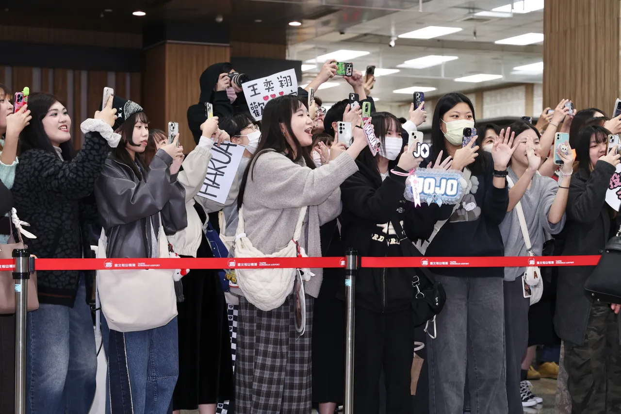 粉絲拿著應援板子，喊「王奕翔歡迎回家」。莊宗達攝