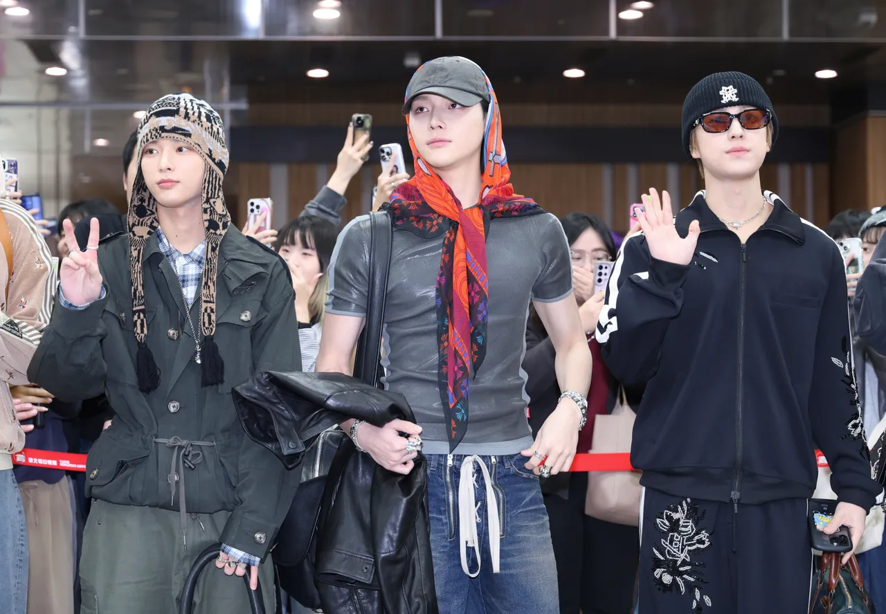 NICHOLAS（王奕翔，中）有「時尚隊長」封號，回家精心打扮。莊宗達攝