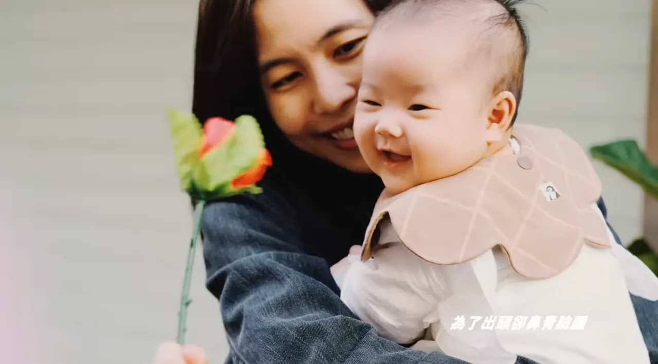 以諾女兒成為最萌小小演員。翻攝《無所謂明天還有多壞》MVYouTube