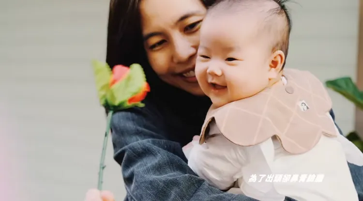 以諾女兒成為最萌小小演員。翻攝《無所謂明天還有多壞》MVYouTube