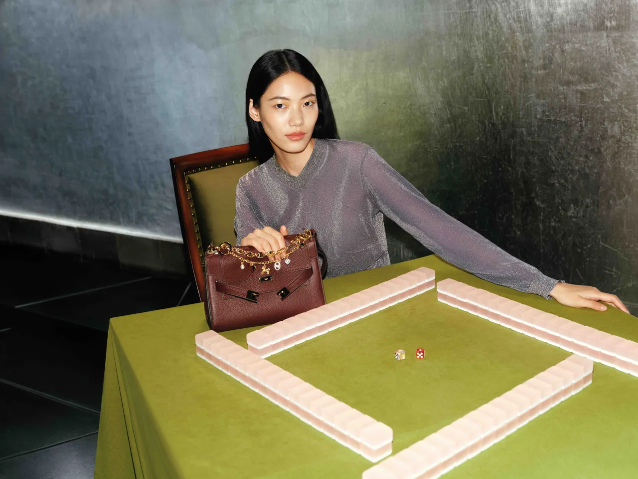 LEE RADZIWILL肩背包換上應景的濃郁酒紅色調。品牌提供