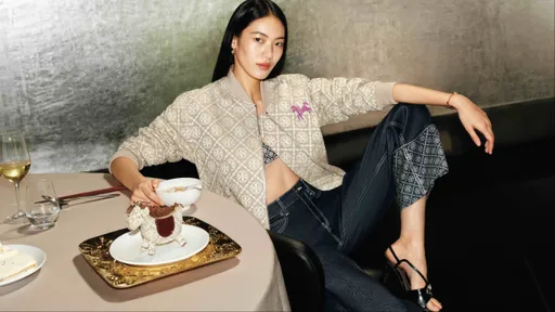 TORY BURCH超Q小馬包神還原馬鞍、韁繩　過年拎它最搶眼