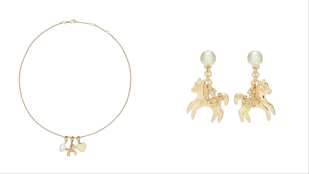 TORY BURCH 2026馬年特別系列小馬造型墜飾項鍊（左）9890元、Curiosity小馬造型吊飾耳環（右）7590元。品牌提供