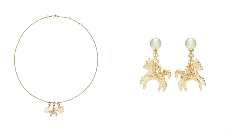 TORY BURCH 2026馬年特別系列小馬造型墜飾項鍊（左）9890元、Curiosity小馬造型吊飾耳環（右）7590元。品牌提供